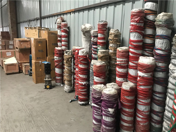 西安(an)潛水泵廠家(jia)庫房